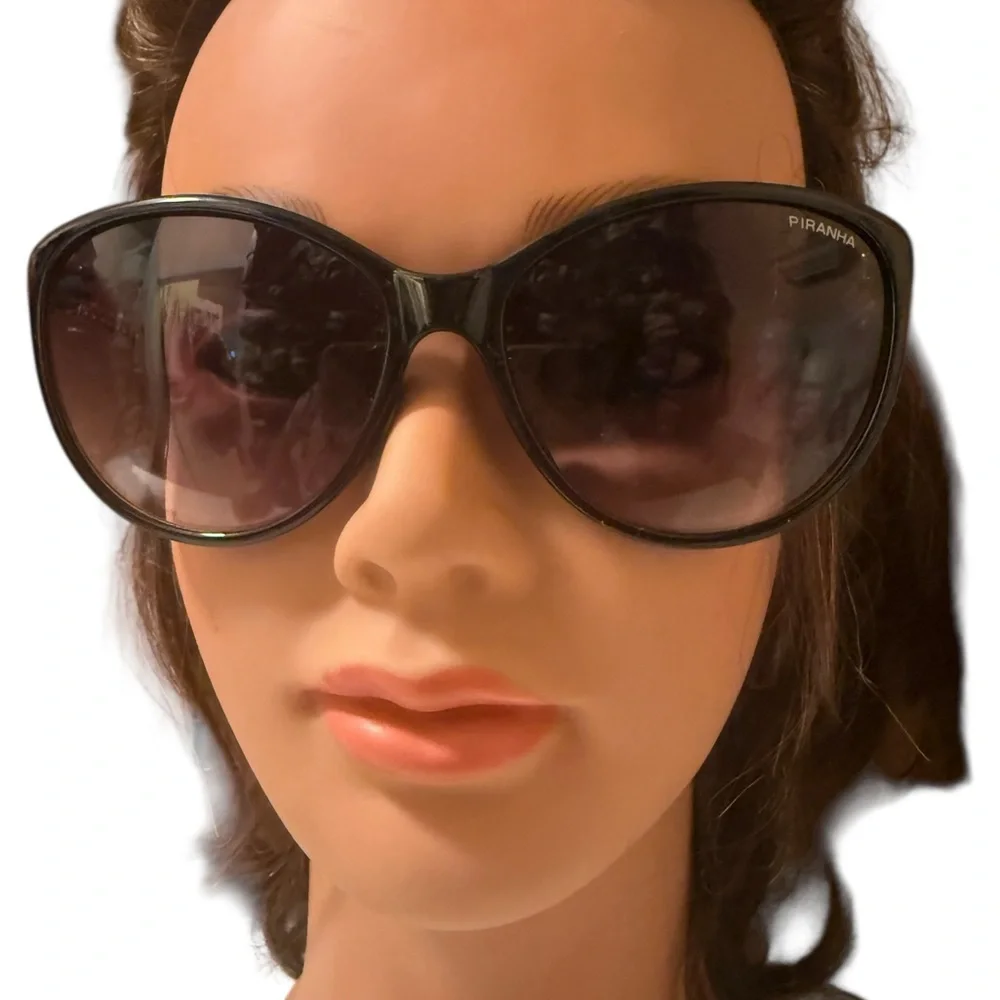PIRANHA Chic Black Sunglasses with gorgeous gold Temple_3